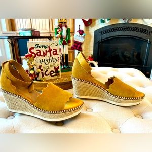 Crown Vintage sandals. Women’s 9.5. Never worn. Beautiful mustard color.